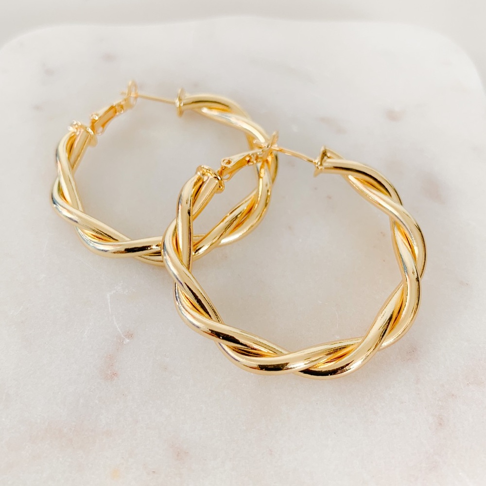 🎉HP🎉Twisted Rope Hoop Earring | 24k Gold Plated - Picture 4 of 8